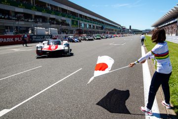 Keiko Sugiura signals the start of the 2022 6 Hours of Fuji
